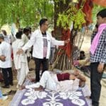 शादी का खाना बना मुसीबत: महोबा में 75 से अधिक लोग फूड पॉइजनिंग के शिकार, पेड़ पर लटकाकर चढ़ाई गई ड्रिप