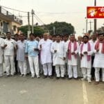 प्लेन हादसे में मृतकों को श्रद्धांजलि: पथरदेवा विधानसभा के बरवा मीर छापर में परवेज आलम के नेतृत्व में केंडिल मार्च व शोक सभा