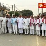 प्लेन हादसे में मृतकों को श्रद्धांजलि: पथरदेवा विधानसभा के बरवा मीर छापर में परवेज आलम के नेतृत्व में केंडिल मार्च व शोक सभा