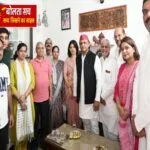 शुभांशु के घर पहुंचे अखिलेश-डिंपल, परिजनों से मिले