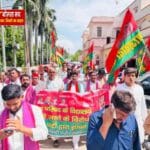 देवरिया में स्कूल विलय के खिलाफ सपा का प्रदर्शन