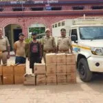 शराब तस्करी का अनोखा तरीका, सब्जियों में छिपाकर ले जा रहे थे 32 पेटी