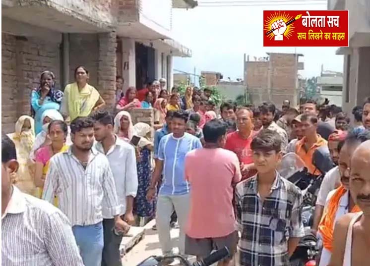 Deoria: During plastering