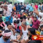 पिकअप की टक्कर से ई-रिक्शा चालक की मौत, तीन शिक्षिकाएं घायल; आक्रोशित ग्रामीणों ने सड़क किया जाम