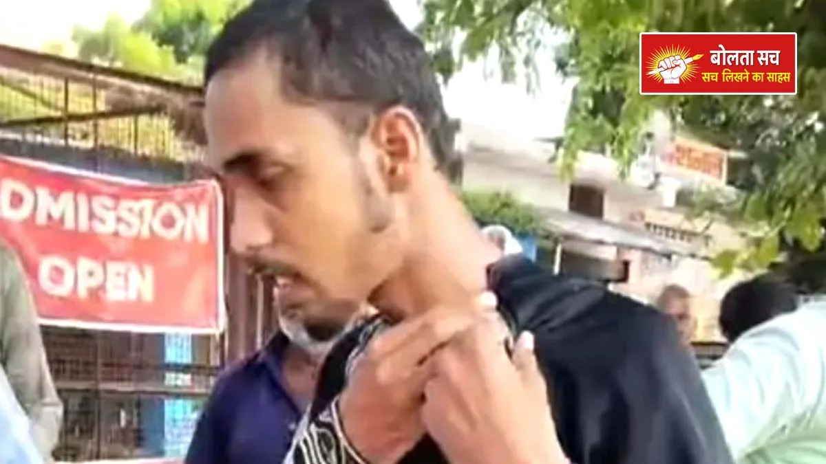 Deoria Roaming around wearing a burqa