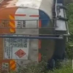 देवरिया: सलेमपुर-फुलवरिया मार्ग पर पेट्रोल टैंकर पलटा, बड़ा हादसा टला; फायर ब्रिगेड और पुलिस ने संभाला मोर्चा