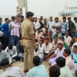 वाराणसी: नाविक समाज ने काली पट्टी बांधकर किया विरोध, प्रशासन पर लगाया पक्षपात का आरोप