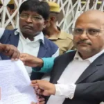 देवरिया: अधिवक्ता राकेश किशोर के अमर्यादित आचरण के विरोध में वकीलों का कार्य बहिष्कार, न्यायालयों में ठप रहा कामकाज