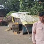 कुशीनगर में अंधेरे में जिंदगी जी रहा नेत्रहीन परिवार: न घर, न पेंशन, न दो वक्त की रोटी; अधिकारी बोले—लापरवाही पर होगी कार्रवाई
