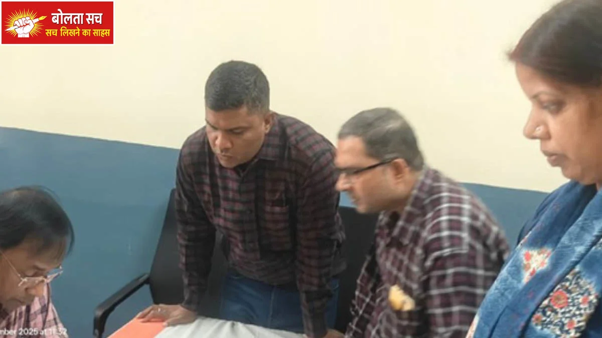 Deoria CMO met the doctor