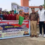 देवरिया : पकहां स्कूल में सड़क सुरक्षा माह पर जागरूकता रैली, थानाध्यक्ष ने दी हरी झंडी