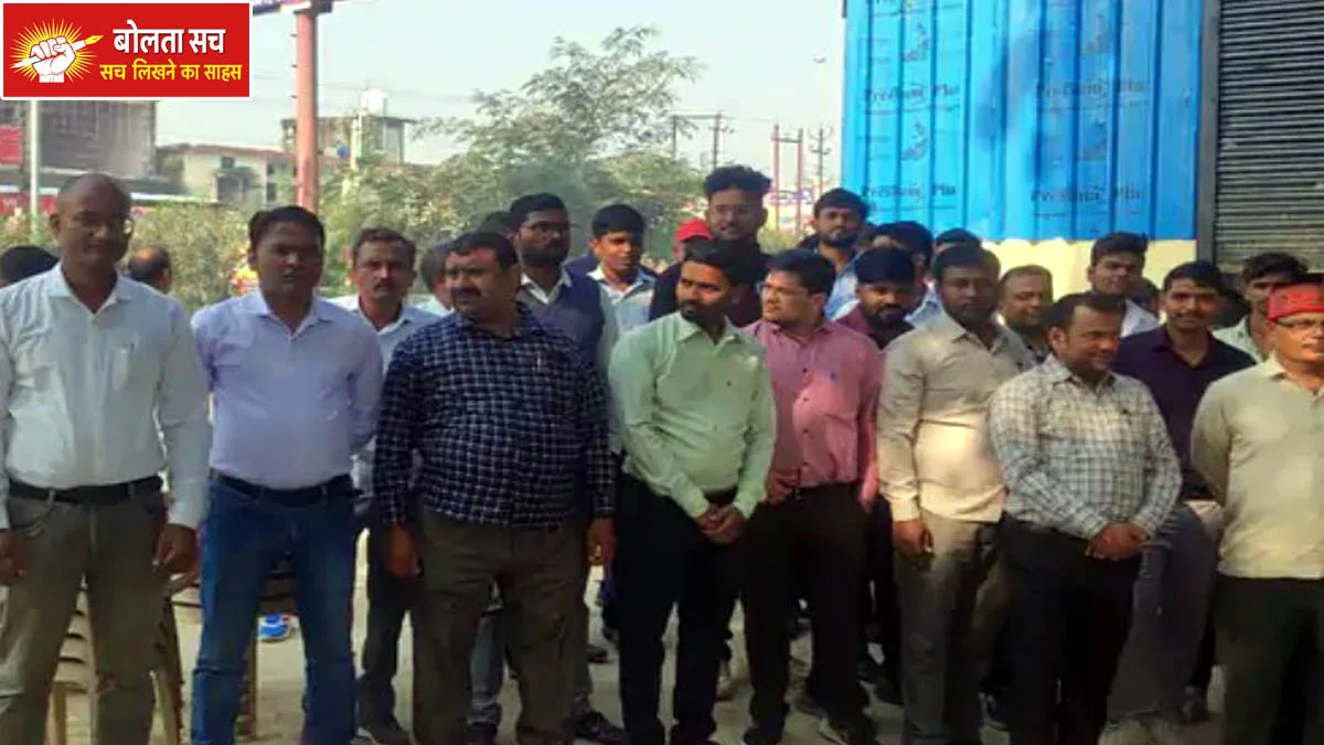 Garbage at the gate of Deoria ITI