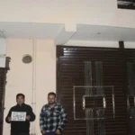 थापर नगर में मकान खरीद को लेकर विवाद, सैकड़ों लोगों ने लगाया ‘घर बिकाऊ’ बोर्ड; आज थाने में होगी पंचायत