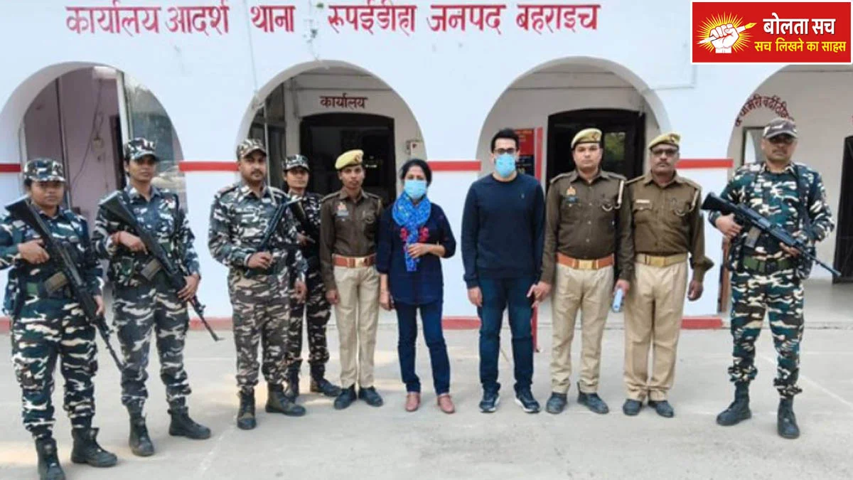 Two British soldiers at the Indo-Nepal border