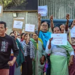 मणिपुर: जातीय हिंसा से विस्थापित सैकड़ों लोगों का राजभवन के पास प्रदर्शन, कहा—‘हमें घर लौटने दिया जाए’