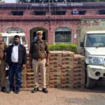 देवरिया में लार पुलिस की बड़ी कार्रवाई: 212 पेटी अवैध शराब बरामद, एक तस्कर गिरफ्तार