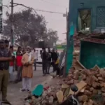 आगरा में दरगाह से जुड़ी कोठरी पर बुलडोजर कार्रवाई, दो घंटे तक तनाव, पुलिस तैनात