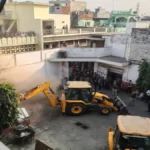 सूफी टोला में दो बरातघरों पर बुलडोजर, महिलाओं का विरोध—BDA ने कहा अवैध निर्माण
