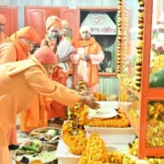 गोरखपुर: मकर संक्रांति पर आस्था का सैलाब, गोरखनाथ मंदिर में सीएम योगी ने चढ़ाई खिचड़ी