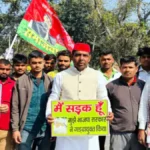 देवरिया में बरहज-सोनूघाट-देवरिया मार्ग निर्माण की मांग को लेकर सपा का प्रदर्शन