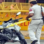 शास्त्री पार्क फ्लाईओवर पर गन पॉइंट पर 80 लाख की लूट, कर्मचारी को गोली मारकर बदमाश फरार