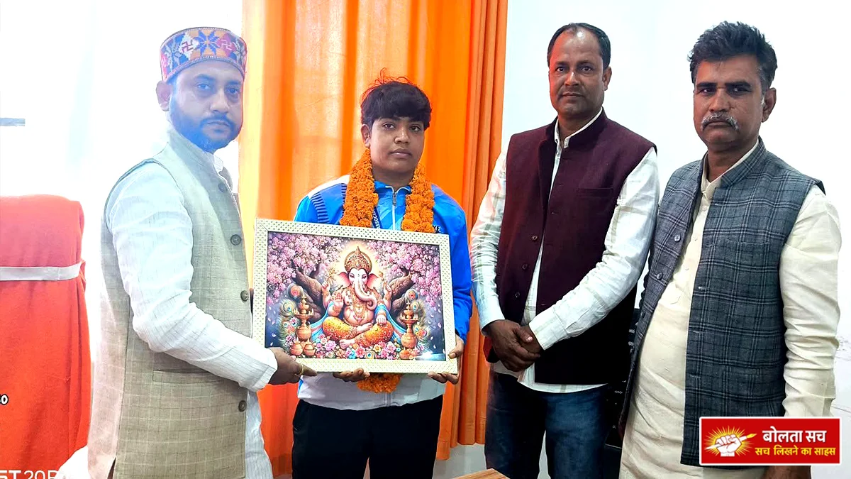 Neha Gupta of Deoria won.