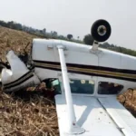 ट्रेनी विमान क्रैश: विजयपुरा में इंजन फेल होने से प्राइवेट एयरक्राफ्ट खेत में गिरा, पायलट समेत दो घायल