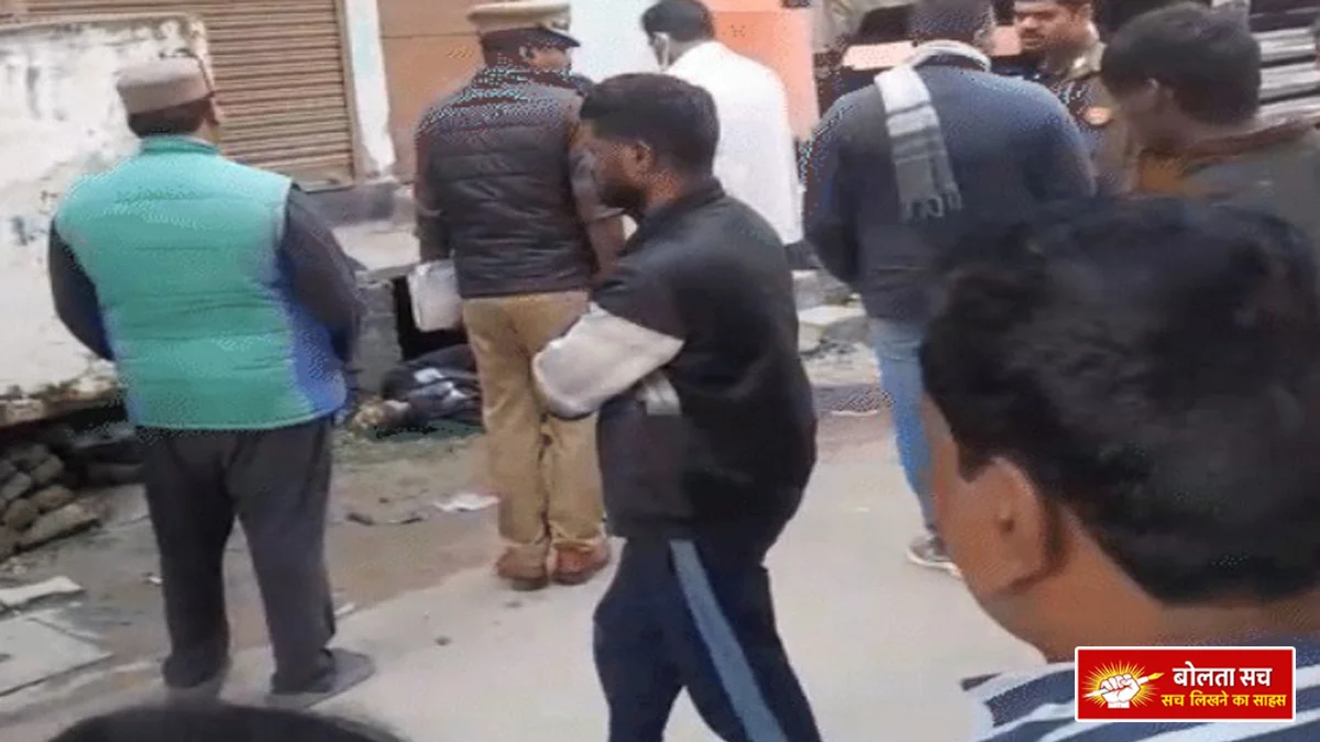 Young man on the roadside in Gorakhpur