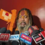 अयोध्या में मौलाना के बयान पर संत समाज में रोष, परमहंस आचार्य ने पोस्टर जलाकर जताया विरोध