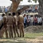 गोरखपुर में टीनशेड पर नग्न युवक का शव मिलने से सनसनी, पुलिस जांच में जुटी