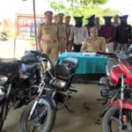 देवरिया में वाहन चोर गिरोह का भंडाफोड़, 4 आरोपी गिरफ्तार, 5 बाइक बरामद