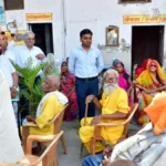 भाजपा के 47वें स्थापना दिवस पर कृषि मंत्री सूर्यप्रताप शाही ने वृद्धाश्रम में बांटे फल, सेवा और संस्कार का दिया संदेश