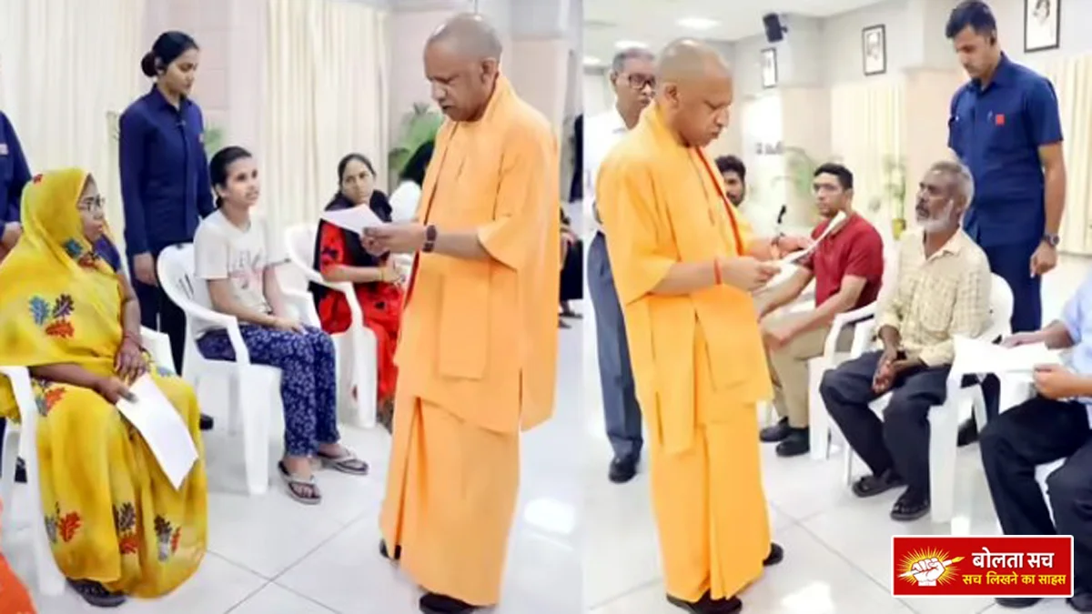 Chief Minister Yogi in public darshan