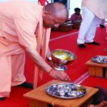 वाराणसी में ‘स्कूल चलो अभियान’ की शुरुआत, सीएम योगी ने बच्चों को परोसा मिड-डे मील