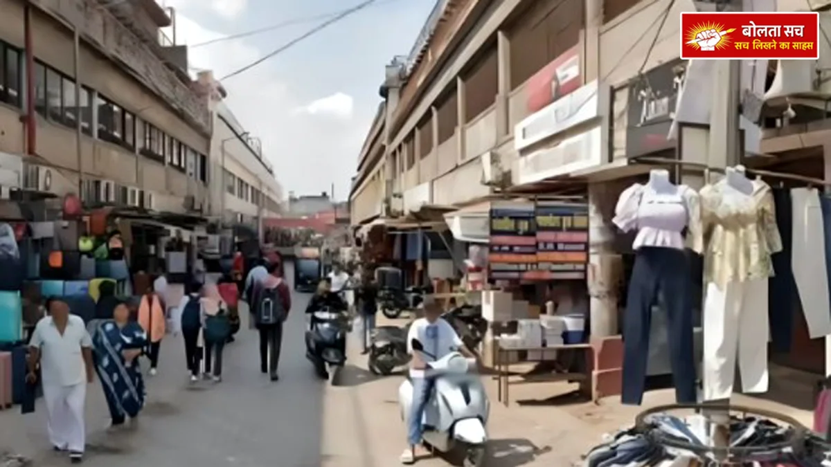 79 year old on MG Road, Agra