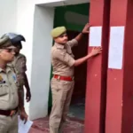 देवरिया : हत्या मामले में फरार तीन आरोपियों के घर पुलिस की मुनादी, कुर्की की दी चेतावनी