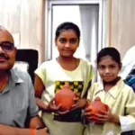 कानपुर डीएम ने जीता दिल, टूटी गुल्लक लेकर पहुंचीं बच्चियों को दिए नए गुल्लक और स्कूल बैग