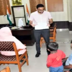 देवरिया के नए डीएम मधुसूदन हुल्गी का मानवीय चेहरा, जनता दर्शन में शुरू की डिजिटल शिकायत व्यवस्था