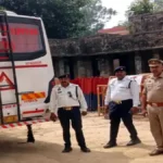 देवरिया में अवैध बसों पर बड़ी कार्रवाई, तीन मिनी बसें सीज, एक लाख का जुर्माना