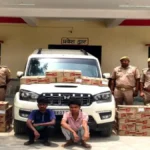 देवरिया में शराब तस्करी पर बड़ी कार्रवाई, स्कॉर्पियो से 98 पेटी अंग्रेजी शराब बरामद