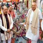 देवरिया : बेटे की शादी पर समाजसेवा की मिसाल, 28 छात्राओं को साइकिल और 7 दिव्यांगों को ट्राईसाइकिल भेंट