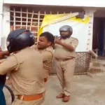 कुशीनगर में पुलिस और ग्रामीणों के बीच मारपीट का वीडियो वायरल, ट्रक हादसे के बाद विवाद गहराया