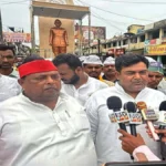 देवरिया: परवेज आलम के नेतृत्व में सपा का प्रदर्शन, शिवानंद परिवार के लिए ₹1 करोड़ की मांग