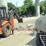 आगरा में एमजी रोड के बीच बनी मजार हटाई गई, यातायात सुगम बनाने की कवायद