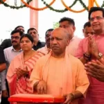 गोरखपुर में सीएम योगी ने ली रवि किशन की चुटकी, बोले- ‘भोज में कितने लोग गए थे?’