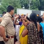 गोरखपुर: बाबा धाम गए युवक की तालाब में मिली लाश, परिजनों ने सड़क पर शव रखकर किया चक्का जाम